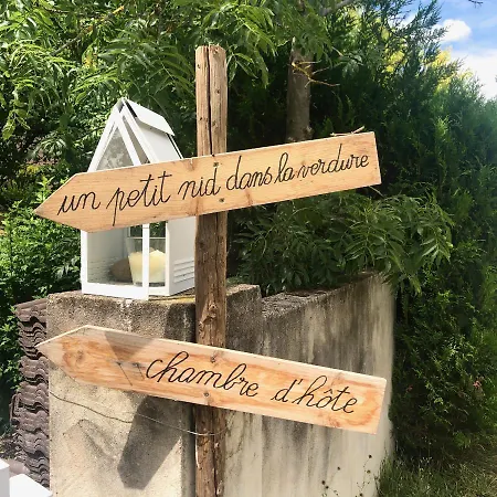 Un Petit Nid Dans La Verdure Bed & Breakfast *